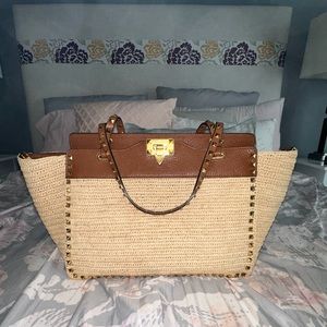 NWT Valentino Garavani Medium Rockstud Leather Raffia Shoulder Bag Tote